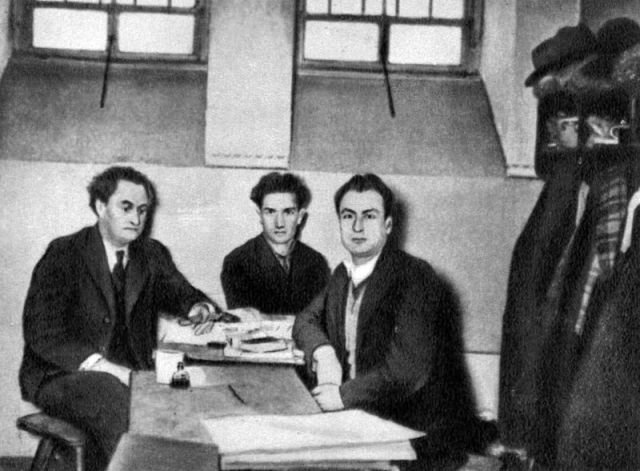 Резултат с изображение за „Арестуваните за пожара в Райхстага българи са екстрадирани в СССР.“
